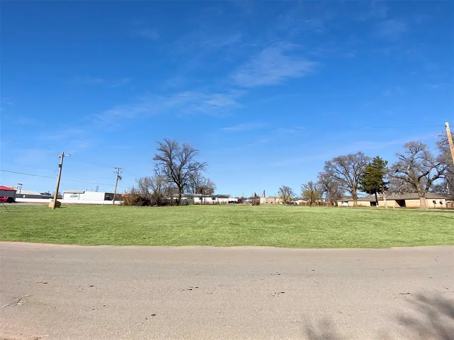 119 E Greer Avenue, Sayre, OK 73662 - #3