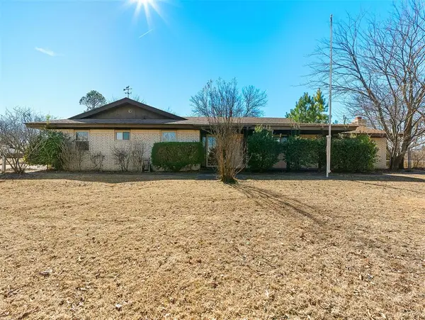 323 W Winchester Avenue, Ada, OK 74820