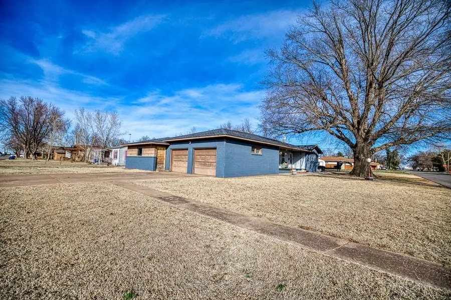 203 E Nebraska Avenue, Hennessey, OK 73742 - #3