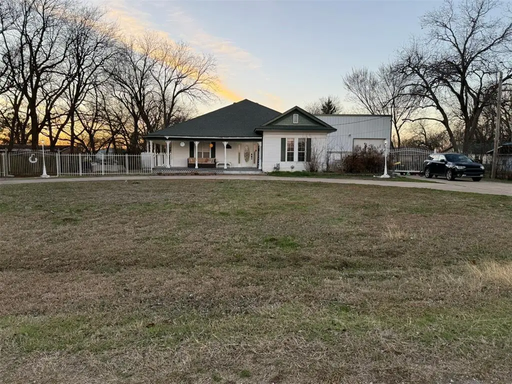 211 N Choctaw Avenue, Caddo, OK 74729 - #1
