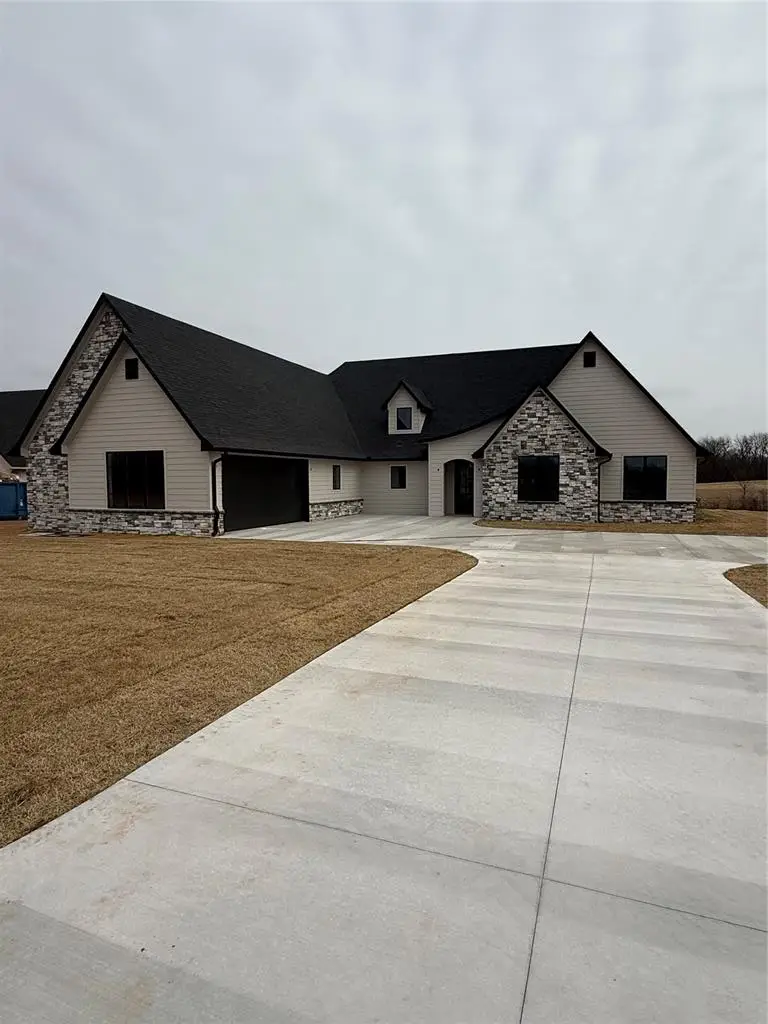 10747 Sebastian Street, Shawnee, OK 74804 - #2