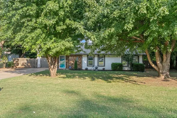 601 S 8th Street Drive, Yukon, OK 73099