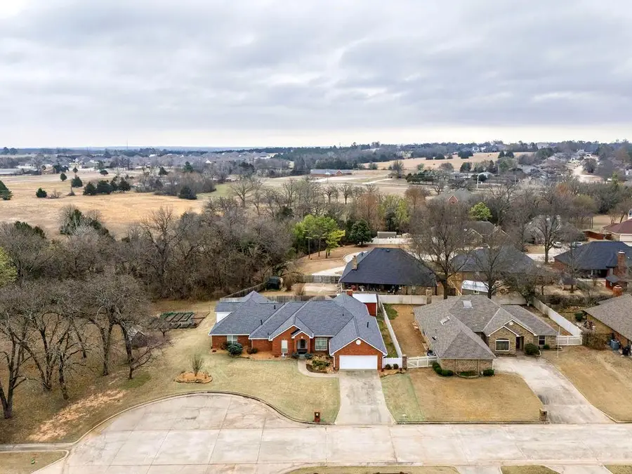9 Castle Creek Place, Shawnee, OK 74804 - #3
