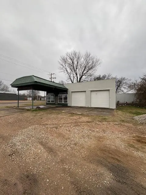 1403 W Columbia Street, Okemah, OK 74859 - #2