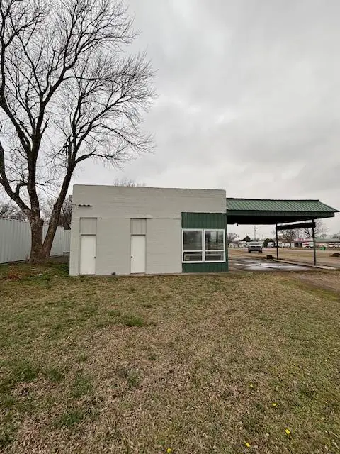 1403 W Columbia Street, Okemah, OK 74859 - #3