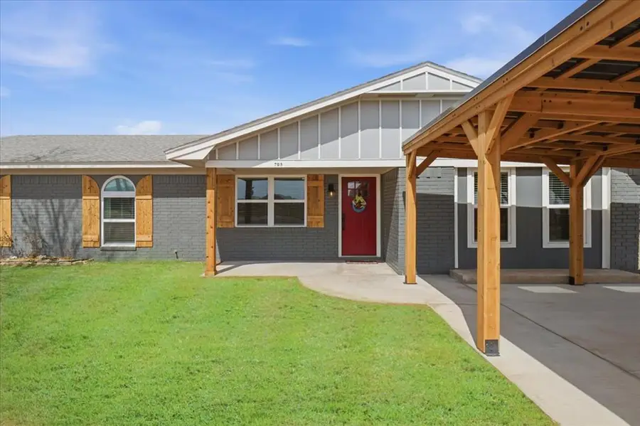 705 E Benton Avenue, Sayre, OK 73662 - #2