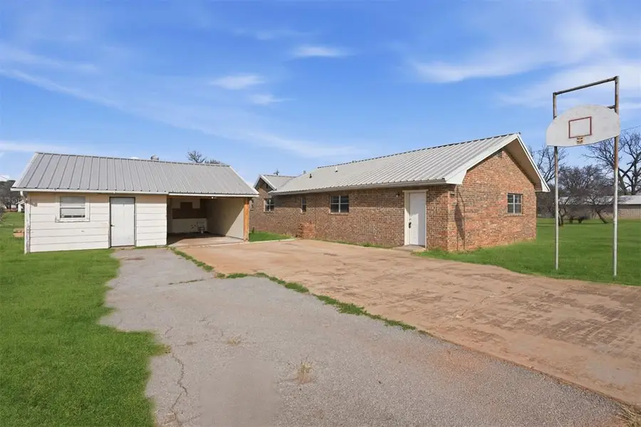 1013 N 3rd Street, Sayre, OK 73662 - #3