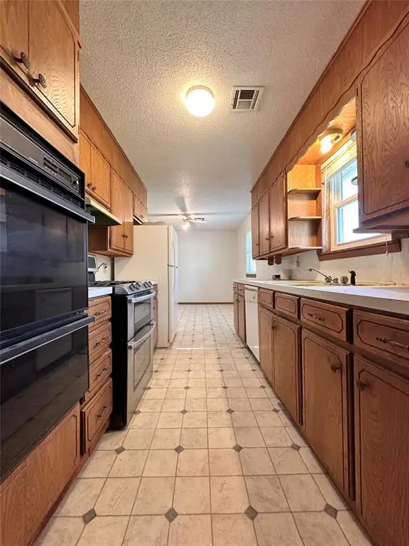 1310 W 15th Street, Prague, OK 74864 - #3