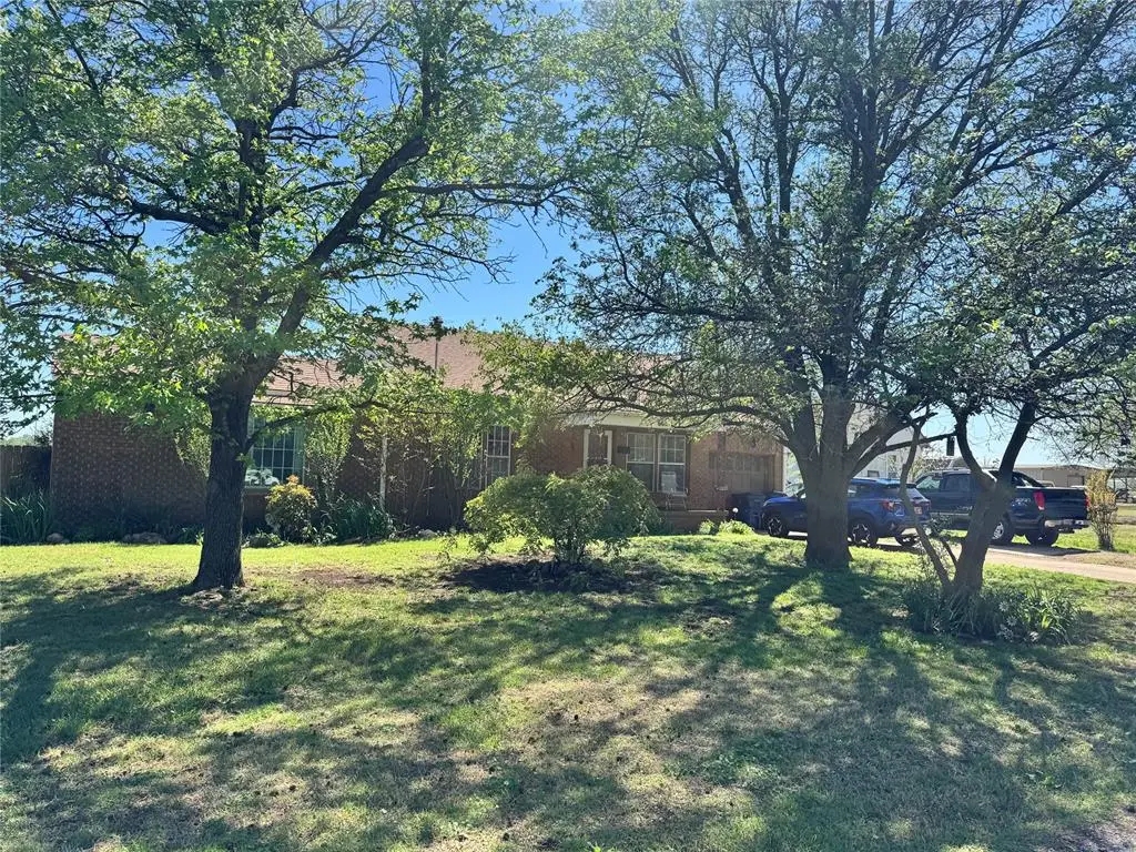 601 W Apache Street, Lindsay, OK 73052 - #1