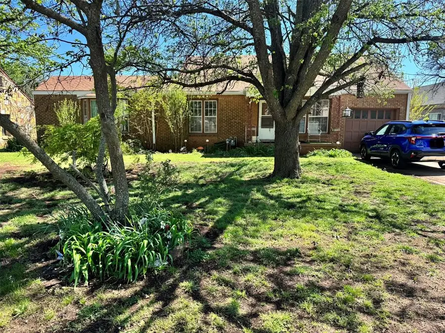 601 W Apache Street, Lindsay, OK 73052 - #3