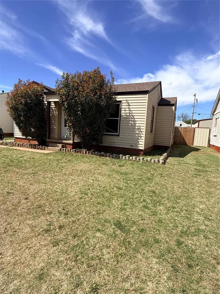 522 S 11th Street, Clinton, OK 73601 - #3