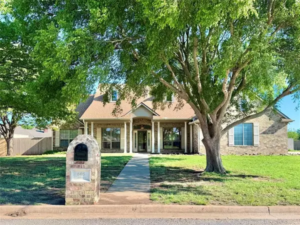 605 E California Street, Walters, OK 73572