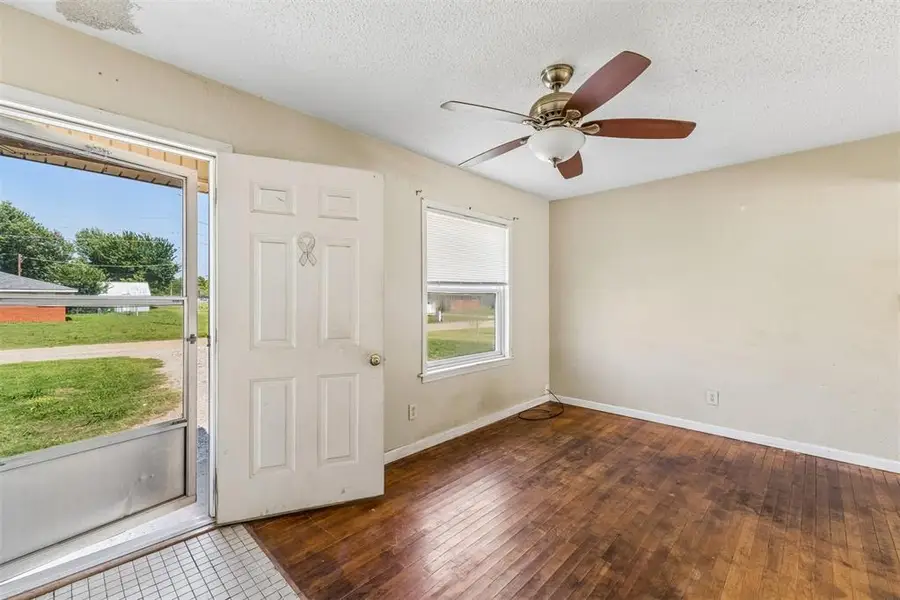103 S Cedar Street, Crescent, OK 73028 - #3