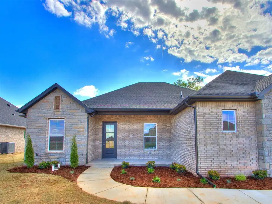 516 S Freedom Drive, Mustang, OK 73064 - #2