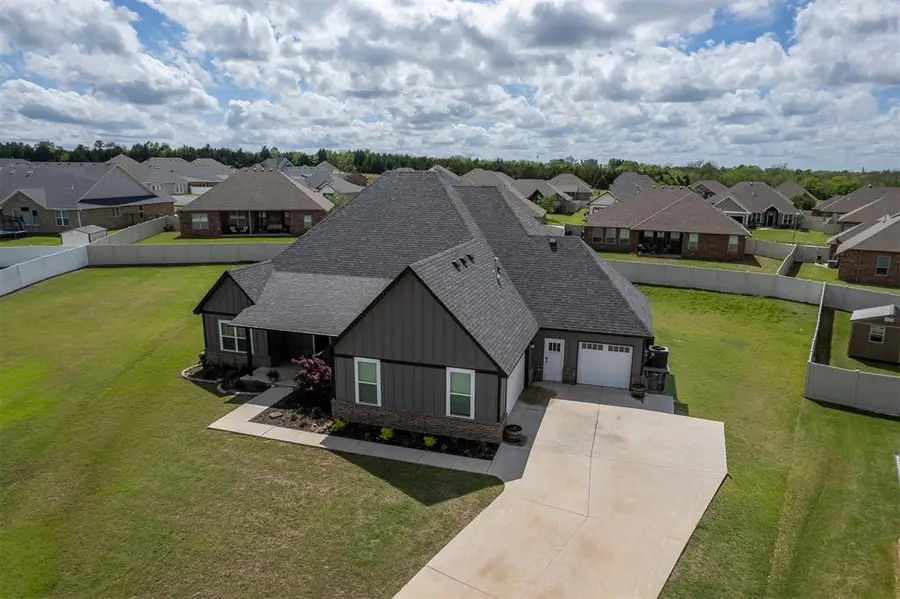 2704 Woodlawn Court, Shawnee, OK 74804 - #2