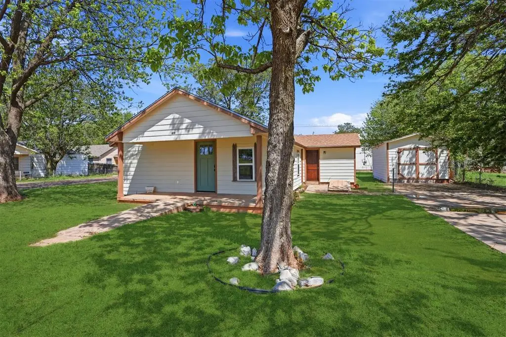 819 W 9th Street, Elk City, OK 73644 - #1