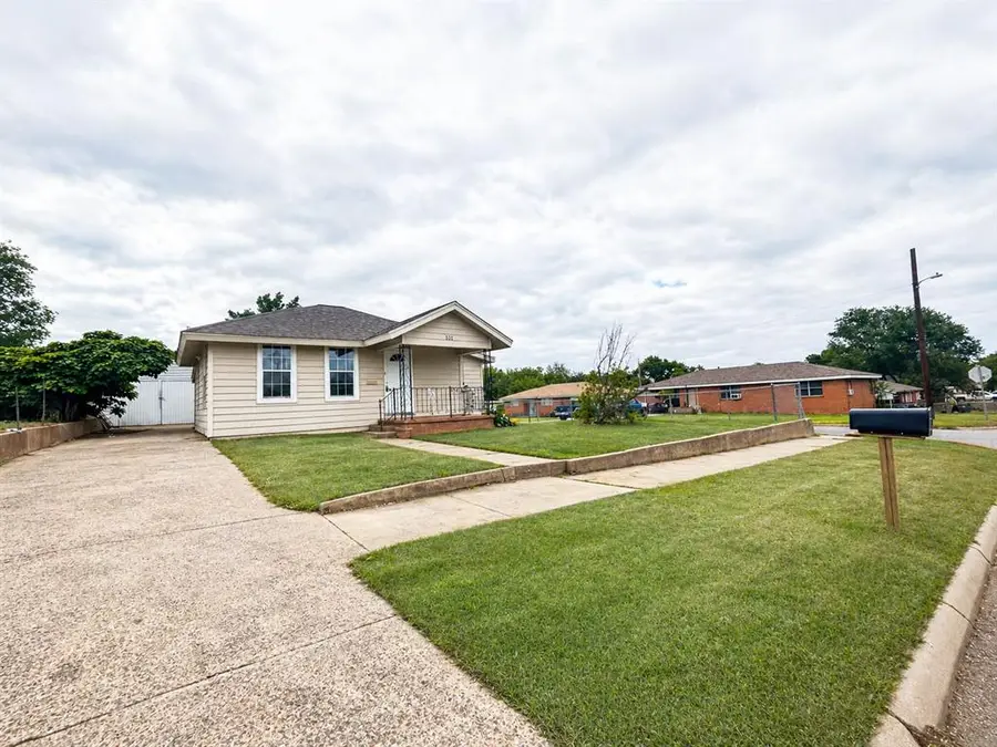 526 N 7th Street, Clinton, OK 73601 - #3