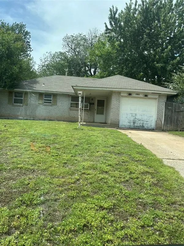 3905 Parkwoods Lane, Midwest City, OK 73110