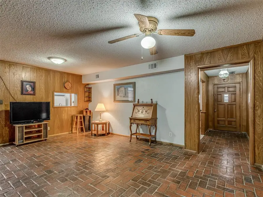 1414 E Sunset Lane, Ada, OK 74820 - #3