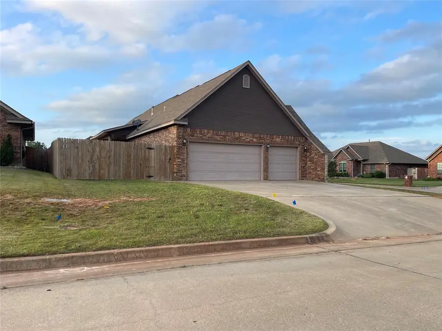 207 Stone Creek Road, Midwest City, OK 73130 - #2