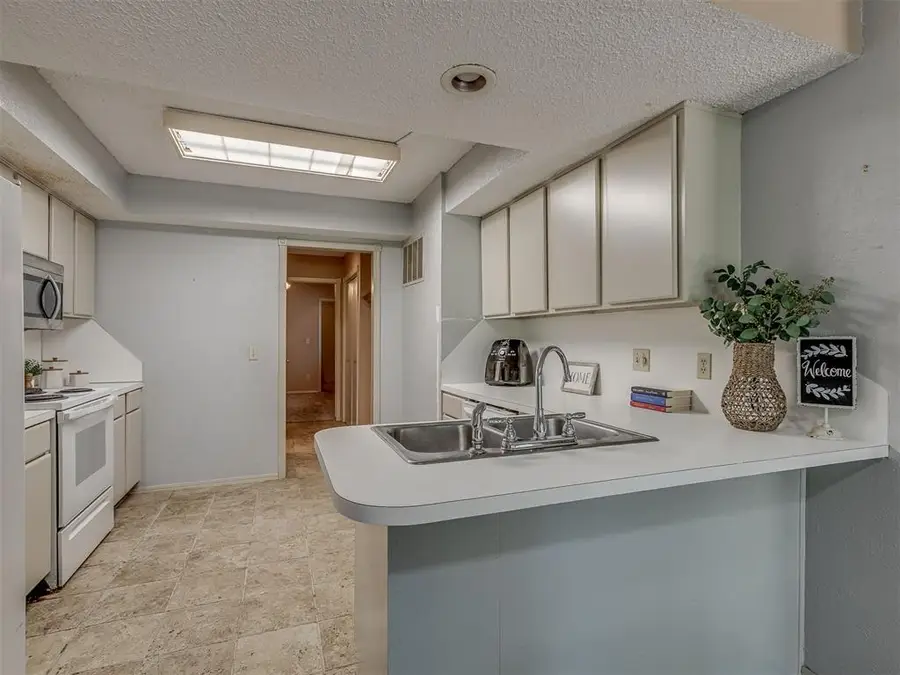 4702 Hemlock Circle, Oklahoma City, OK 73162 - #3