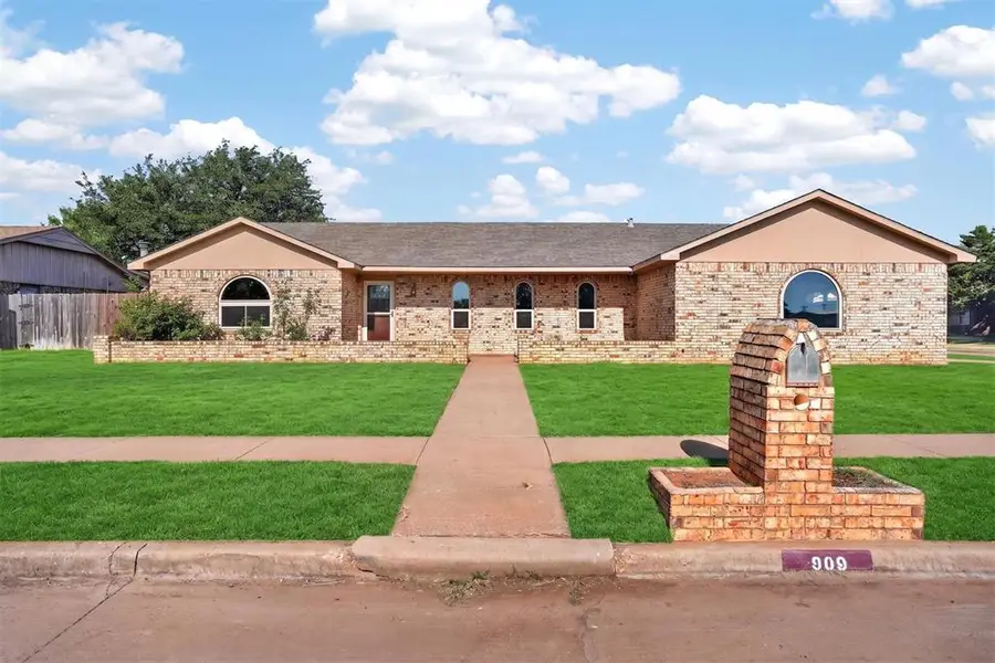909 Canterbury Boulevard, Altus, OK 73521 - #2