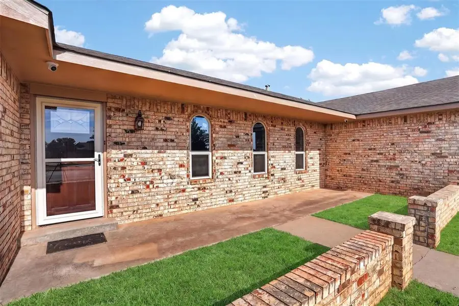 909 Canterbury Boulevard, Altus, OK 73521 - #3
