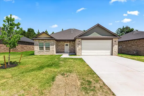 221 E Abbot Lane, Mustang, OK 73064