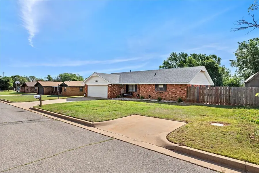 7 Easy Street, Clinton, OK 73601 - #2