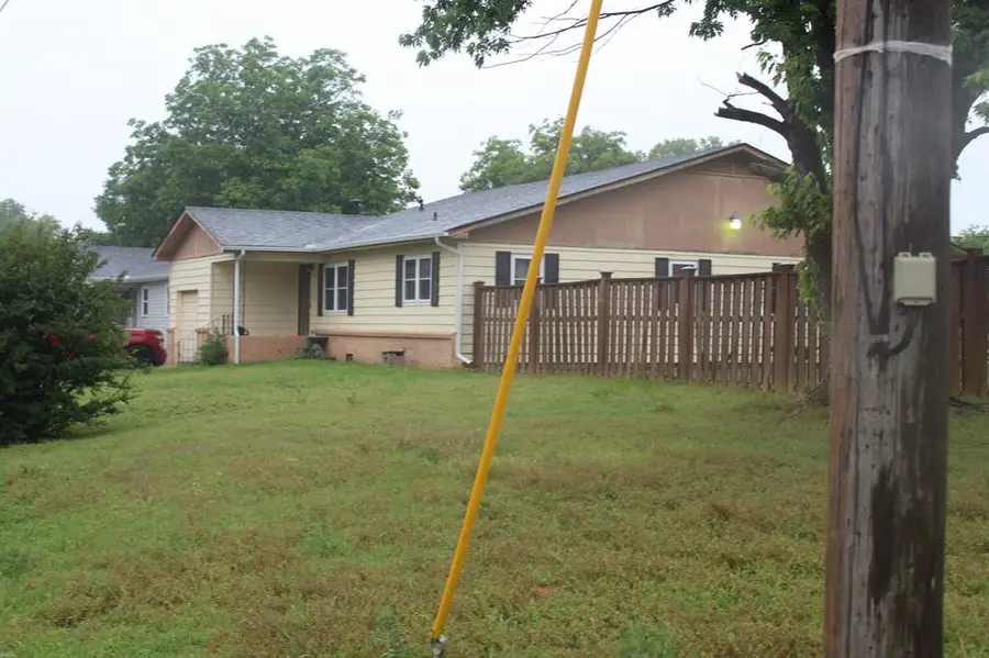 724 E 17th Street, Prague, OK 74864 - #2