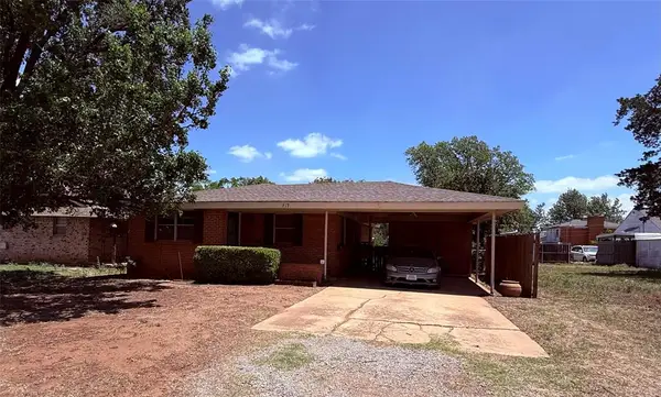 217 S 17th Street, Clinton, OK 73601