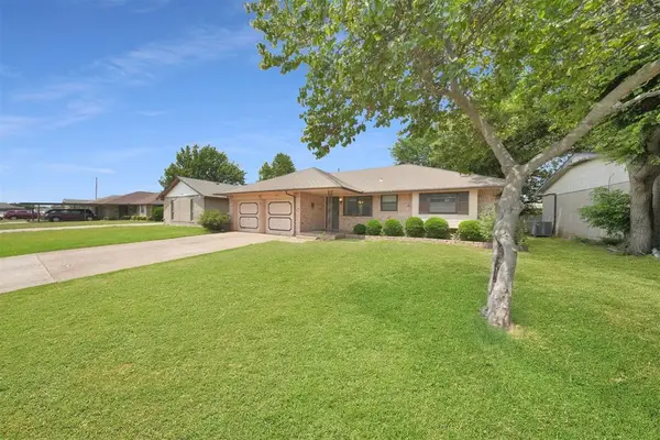 1045 NW 2nd Street, Moore, OK 73160