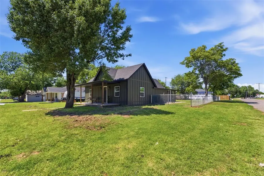 201 W Holly Street, Tuttle, OK 73089 - #2