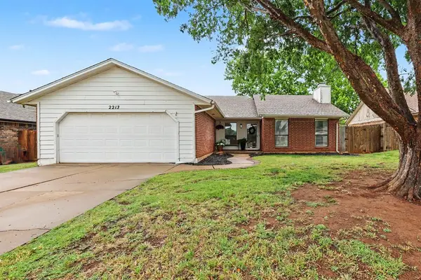 2213 Tracys Terrace, Edmond, OK 73013