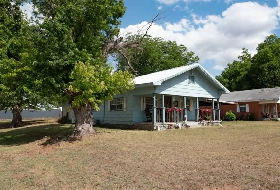 300 S Cedar Avenue, Erick, OK 73645 - #2