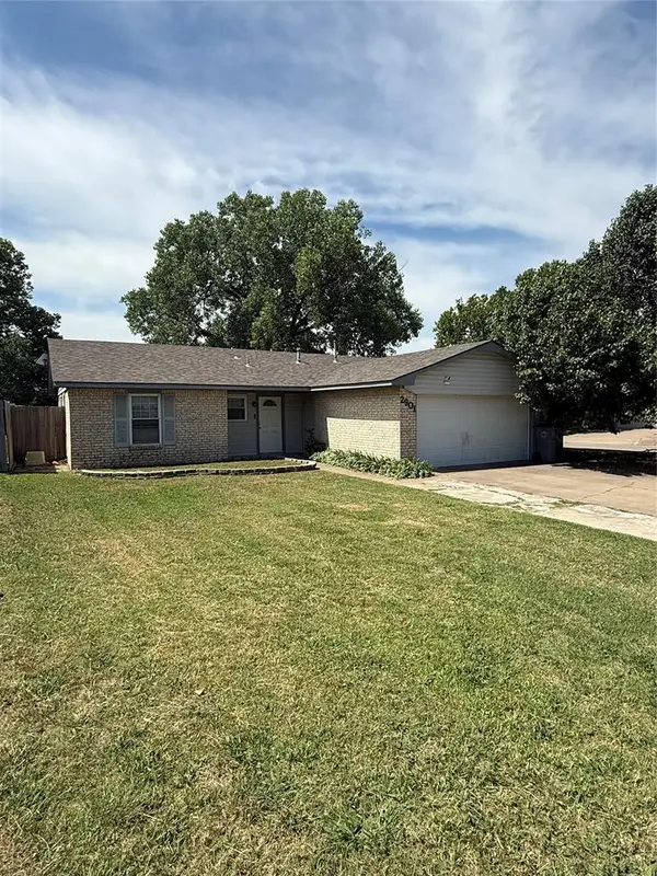 2901 NE Lakeview Circle, Lawton, OK 73507
