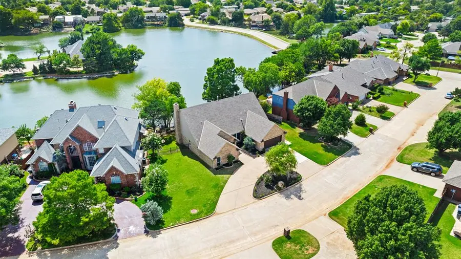 6901 N Waterwood Way, Warr Acres, OK 73132 - #2