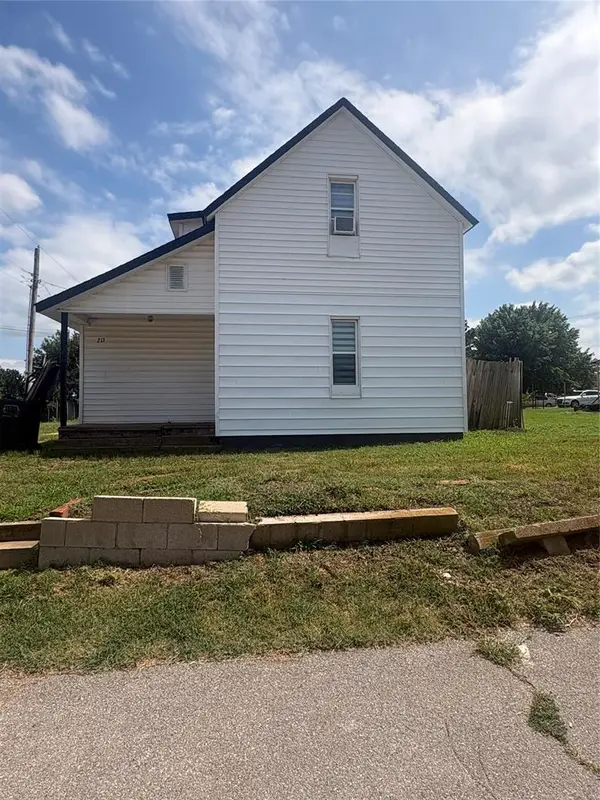 213 E Karns Street, Hinton, OK 73047