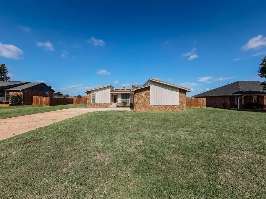 716 N Vernon Avenue, Hinton, OK 73047 - #3