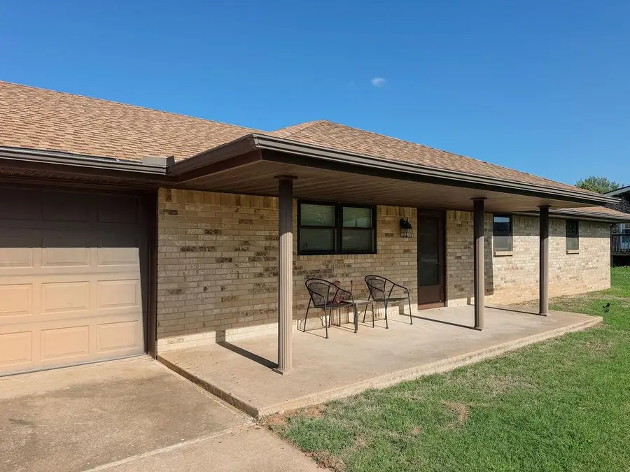 703 N Vernon Avenue, Hinton, OK 73047 - #2