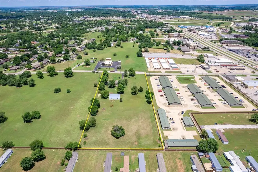 523 W Country Club Road, Chickasha, OK 73018 - #2