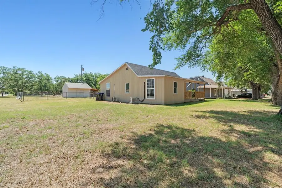 420 N Burford Avenue, Watonga, OK 73772 - #2