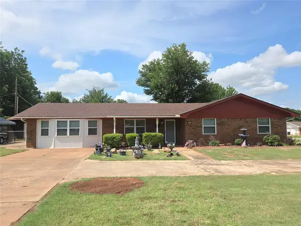 702 W Country Club Road, Chickasha, OK 73018