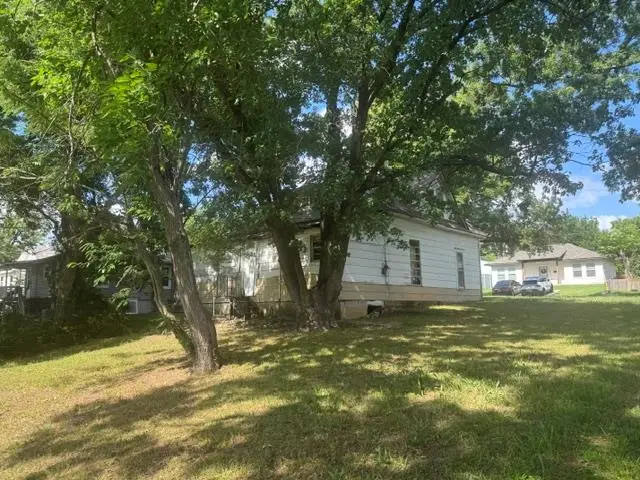 324 N Cleveland Avenue, Shawnee, OK 74801 - #3