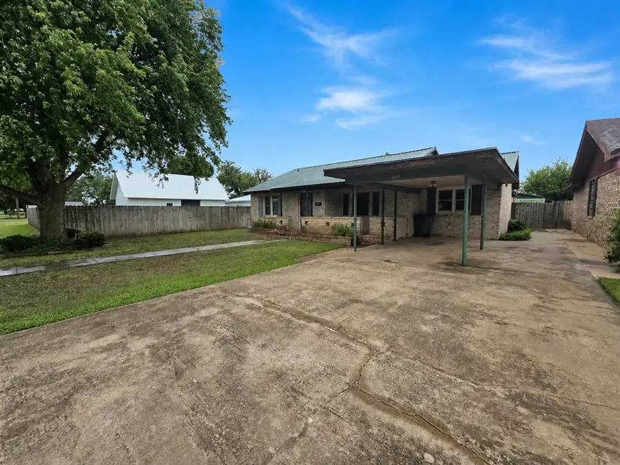 1809 N Oregon Avenue, Mangum, OK 73554 - #2