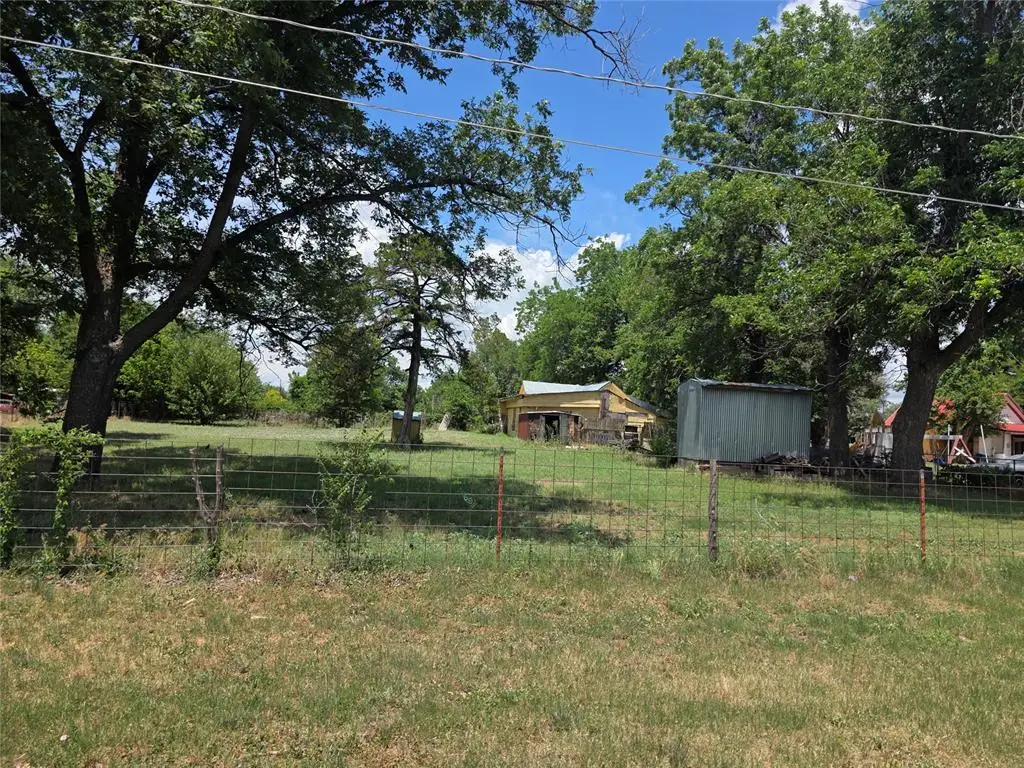 917 W Illinois Avenue, Chickasha, OK 73018 - #1