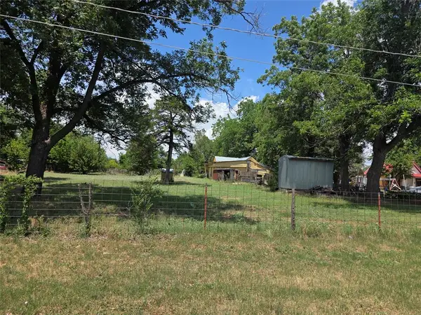 917 W Illinois Avenue, Chickasha, OK 73018