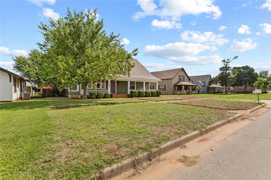 108 W Tom Stafford Street, Weatherford, OK 73096 - #3