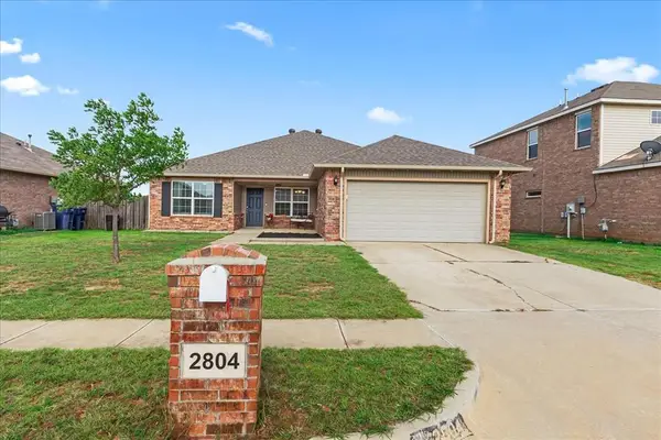 2804 Thompson Farm Lane, Yukon, OK 73099