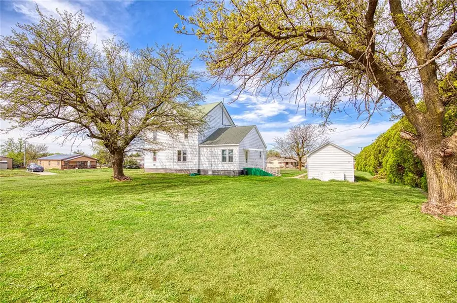 521 S Evans Avenue, Leedey, OK 73654 - #2